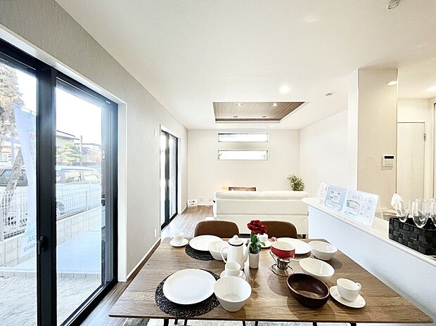 ◆１号棟◆～Living～　ここにはみんなが集い、食事と楽しい会話が始まる。話に夢中になりすぎて、ついつい時を忘れ夜半過ぎになってしまう。そんな束の間の幸せを感じさせてくれる場所でありたい。