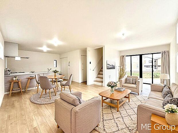 ～Living～　家族の会話や笑顔が行き交うリビングです。子供が走ってる姿を見ながら、大きなソファやダイニングテーブルでゆったり食事をしたりくつろぎたい♪そんな夢が叶えられる空間です！※家具はCGです