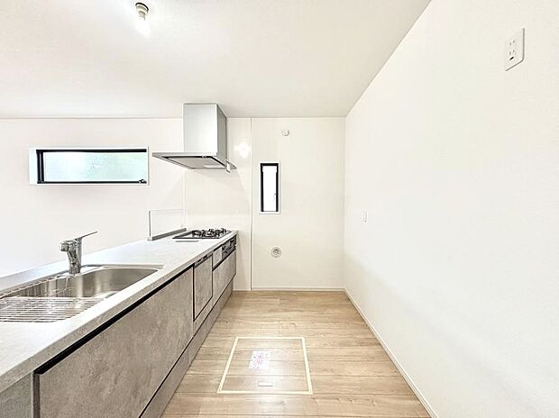 ～Kitchen～　自然光が入る窓のあるキッチン☆毎日使う場所だからこそ、使い勝手を考慮しました。ゆったりとしたキッチンコーナーは質感豊かな仕上がりとなっております。