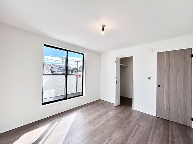 ◆1号棟◆～Bed Room～  「今日も一日お疲れ様」とご夫婦でゆったりくつろげるWIC付きの寝室。毎日の家事やお仕事に疲れた日はフカフカのベットで癒されてください。本棚をおいても快適な広さが自慢♪