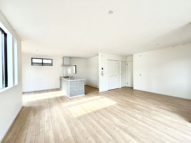 ～Living～　家族の食事や団らんのほか、子どもを遊ばせたり、友人を招いたりするLDKは住まいの中心。長時間過ごす場所だから、その空間は住まい全体の居心地を左右します。