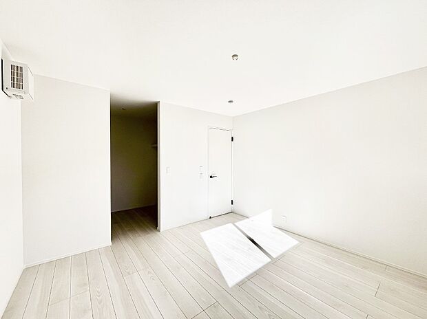 ～Bed Room～  「今日も一日お疲れ様」とご夫婦でゆったりくつろげる寝室。  毎日の家事やお仕事に疲れた日はフカフカのベットで癒されてください。テレビや本棚をおいても快適な広さが自慢♪