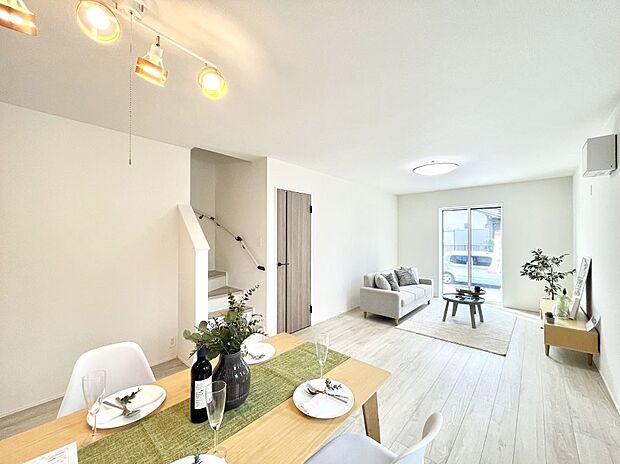 ◆１号棟◆～Living～　リビングに階段のある間取りです♪家族のコミュニケーションがスムーズに取れますね♪ゆとりある暮らしと心地よい住環境が紡ぐ贅沢な時間をご家族みんなでお過ごし下さい。