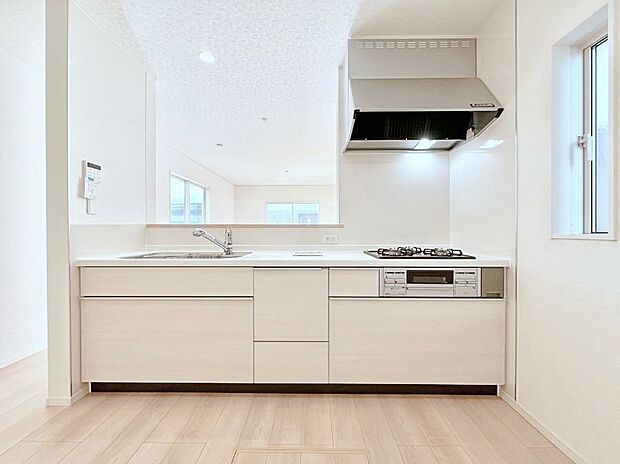 ◆３号棟◆～Kitchen～　広くて使いやすいキッチンなら家族でいっしょに料理をつくったり、後片付けも手間なくできちゃいます♪収納もたっぷりあるので、いつもすっきりと清潔な印象を保てます。