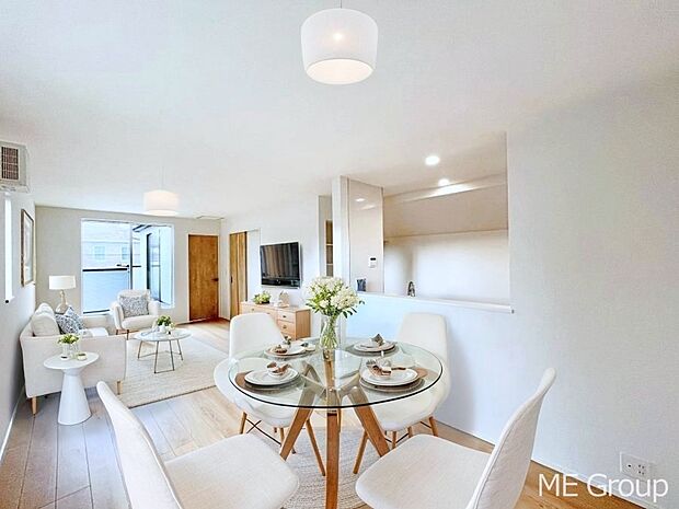 ～Living～　家族の会話や笑顔が行き交うリビングです。子供が走ってる姿を見ながら、大きなソファやダイニングテーブルでゆったり食事をしたりくつろぎたい♪そんな夢が叶えられる空間です！※家具はCGです