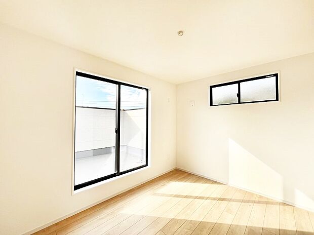 ～Bed Room～　2面採光を確保した明るい室内は、風通しも良く、大変居心地の良い空間となっております。爽やかな風を感じて起きる朝は、快適生活の始まりに！日当たりや通風がとても良い住まい♪