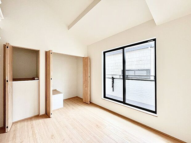 ◆B号棟◆～Bed Room～  全居室には収納クローゼットを完備！普段使いのお洋服や小物はもちろん、季節物のお洋服などもしっかりと整理整頓おしまい頂けます。  居室空間を広く使用できますね。