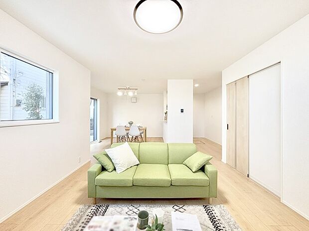 ～Living～　家族の一体感を感じられる広々としたスペース。家族と過ごす時間を大切にする方にピッタリのゆとりの住空間です。お子様が走り回っても安心して見守れます。家族の笑い声が今にも目に浮かびます。