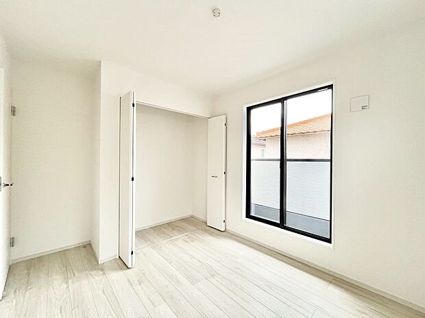 ～Bed Room～　バルコニーからの採光で朝もスッキリ目が覚めそうですね！穏やかな光が差し込む室内には、穏やかな時間が流れます。休日には、落ち着いた空間で自分の趣味を楽しむのはいかがですか。