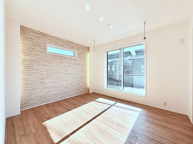 ◆1号棟◆～Bed Room～　バルコニーからの採光で朝もスッキリ目が覚めそうですね！穏やかな光が差し込む室内には、穏やかな時間が流れます。休日には、落ち着いた空間で自分の趣味を楽しむのはいかがですか