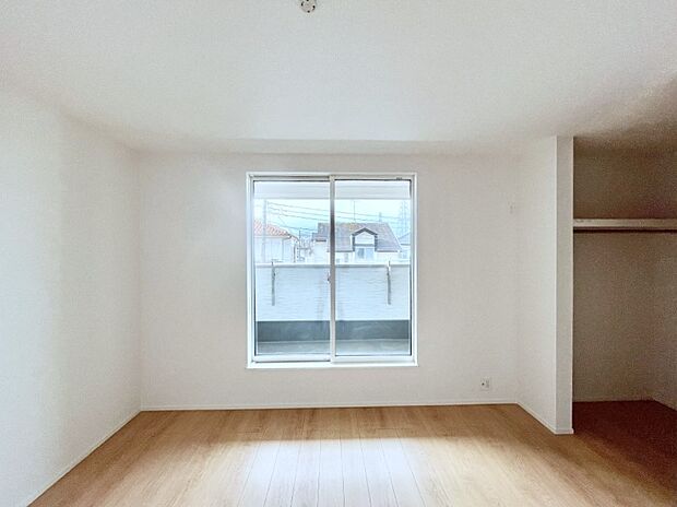 ～Bed Room～  「今日も一日お疲れ様」とご夫婦でゆったりくつろげる寝室。  毎日の家事やお仕事に疲れた日はフカフカのベットで癒されてください。本棚をおいても快適な広さが自慢♪