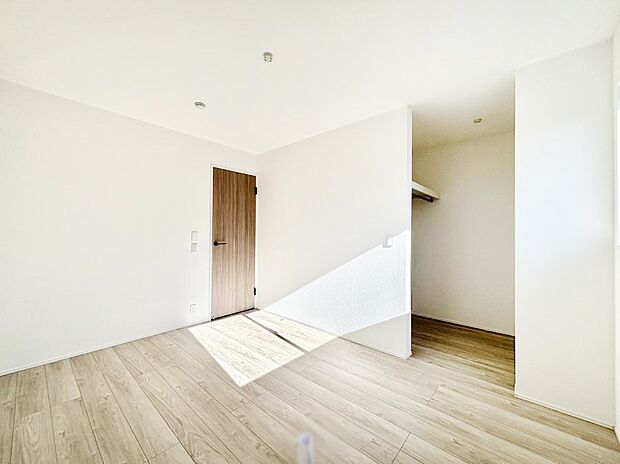 ～Bed Room～  「今日も一日お疲れ様」とご夫婦でゆったりくつろげる寝室。  毎日の家事やお仕事に疲れた日はフカフカのベットで癒されてください。テレビや本棚をおいても快適な広さが自慢♪