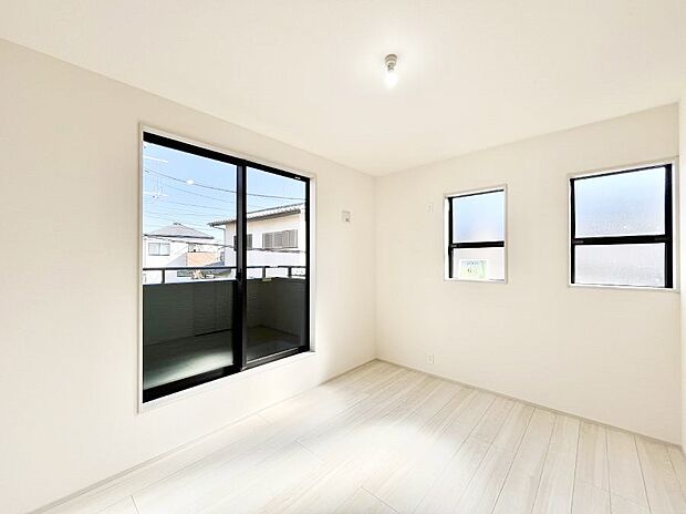 ～Bed Room～　2面採光を確保した明るい室内は、風通しも良く、大変居心地の良い空間となっております。爽やかな風を感じて起きる朝は、快適生活の始まりに！日当たりや通風がとても良い住まい♪