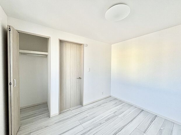 ～Bed Room～  全居室には収納クローゼットを完備！普段使いのお洋服や小物はもちろん、季節物のお洋服などもしっかりと整理整頓おしまい頂けます。  居室空間を広く使用できますね。