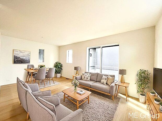 ご家族の賑やかな話し声で包まれる明るいリビング  ※家具はCGです