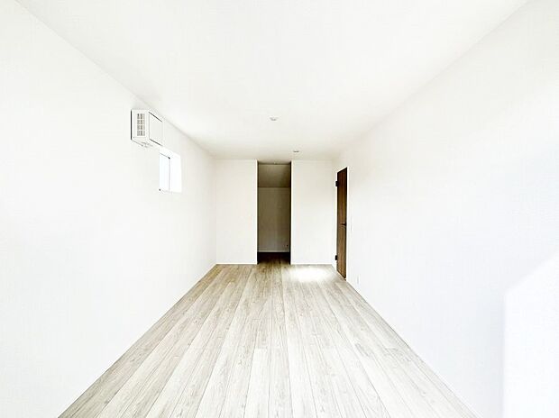 ◆１号棟◆～Bed Room～  「今日も一日お疲れ様」とご夫婦でゆったりくつろげる寝室。  毎日の家事やお仕事に疲れた日はフカフカのベットで癒されてください。テレビや本棚をおいても快適な広さが自慢♪