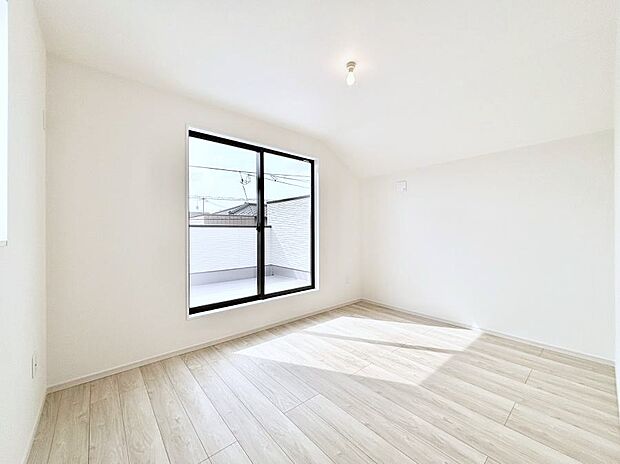 ~Bed Room~ 「今日も一日お疲れ様」とご夫婦でゆったりくつろげる寝室。 毎日の家事やお仕事に疲れた日はフカフカのベットで癒されてください。テレビや本棚をおいても快適な広さが自慢♪