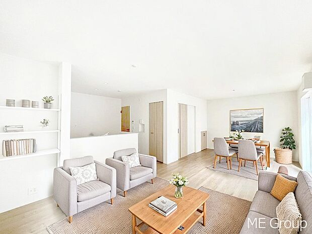 ~Living~ 家族の会話や笑顔が行き交うリビングです。子供が走ってる姿を見ながら、大きなソファやダイニングテーブルでゆったり食事をしたりくつろぎたい♪そんな夢が叶えられる空間です!※家具はCGです