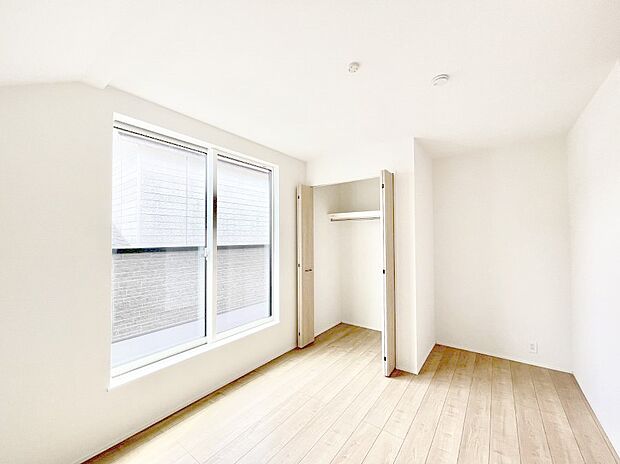 ~Bed Room~ 全居室には収納クローゼットを完備!普段使いのお洋服や小物はもちろん、季節物のお洋服などもしっかりと整理整頓おしまい頂けます。 居室空間を広く使用できますね。