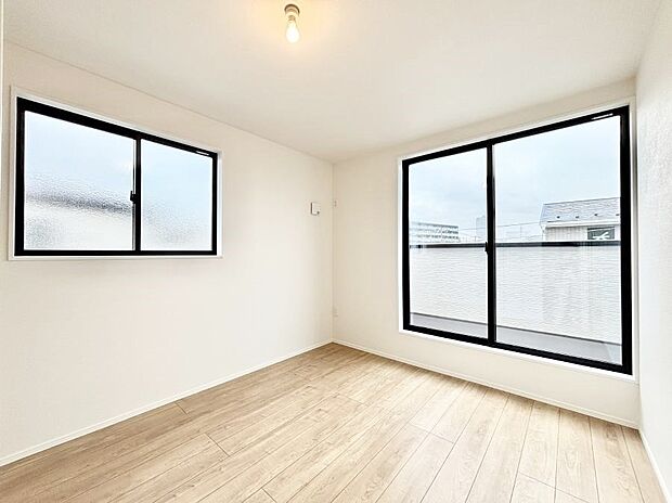 ~Bed Room~ 2面採光を確保した明るい室内は、風通しも良く、大変居心地の良い空間となっております。爽やかな風を感じて起きる朝は、快適生活の始まりに!日当たりや通風がとても良い住まい♪