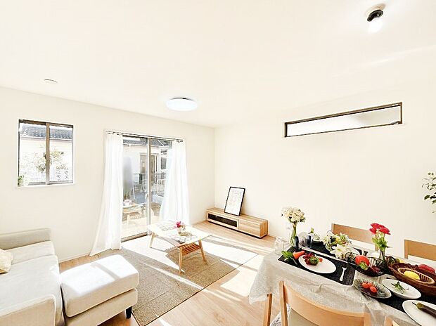 ～Living～　飽きの来ないシンプルでおしゃれなLDK。大きな窓から日差しが差し込むので室内も明るく、家族の憩いの場としてピッタリです。開放感と日当たりの良さを是非ご覧ください！