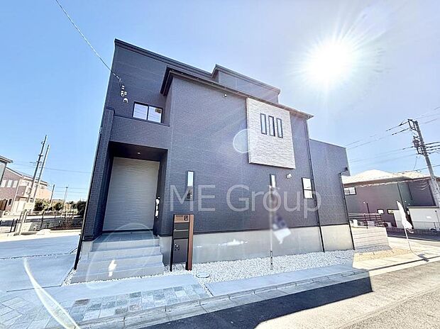 ◆１号棟◆～Exterior～　角地により陽当り・風通し良好です。うららかな陽射しがどのお部屋にも降り注ぎますように、快適さを追求した間取設計。生活を恵みの豊かな永住の地へと変えてくれます。