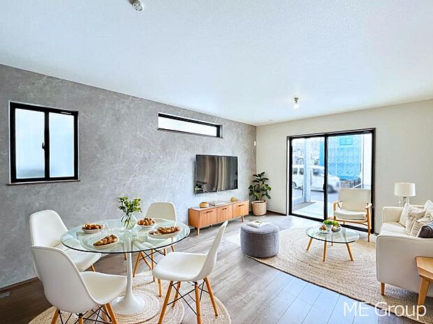 ◆C号棟◆~Living~ 家族の食事や団らんのほか、子どもを遊ばせたり、友人を招いたりするLDKは住まいの中心。長時間過ごす場所だから、その空間は住まい全体の居心地を左右します。※家具はCGです。