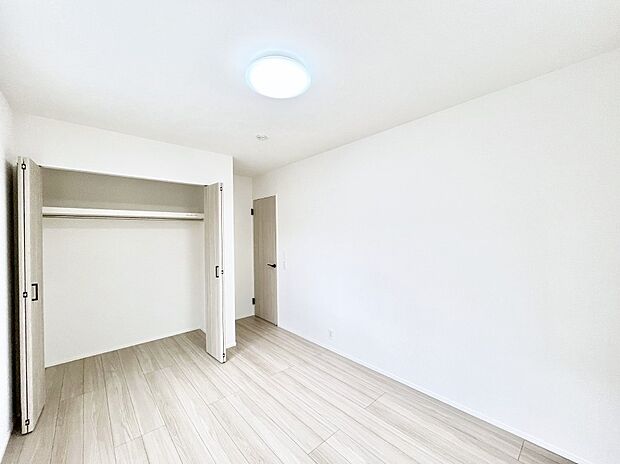 ～Bed Room～  全居室には収納クローゼットを完備！普段使いのお洋服や小物はもちろん、季節物のお洋服などもしっかりと整理整頓おしまい頂けます。  居室空間を広く使用できますね。