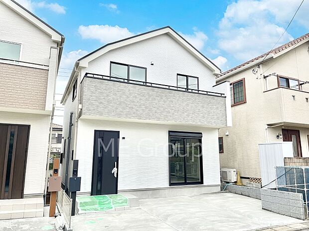 ~Exterior~ 堂々たる趣ながら、主張し過ぎずどこか余裕を感じさせるシャープなフォルムで佇む邸宅は、晴天の空と照らし合わせる事で、本来あるべき完成形の姿を見せてくれます。