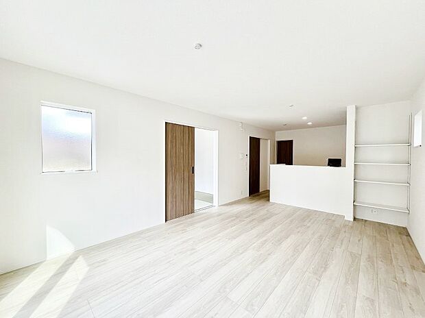 ～Living～　家族の食事や団らんのほか、子どもを遊ばせたり、友人を招いたりするLDKは住まいの中心。長時間過ごす場所だから、その空間は住まい全体の居心地を左右します。