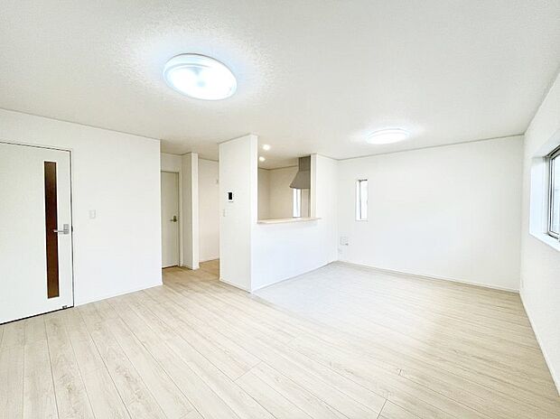 ◆2号棟◆~Living~ 家族の食事や団らんのほか、子どもを遊ばせたり、友人を招いたりするLDKは住まいの中心。長時間過ごす場所だから、その空間は住まい全体の居心地を左右します。