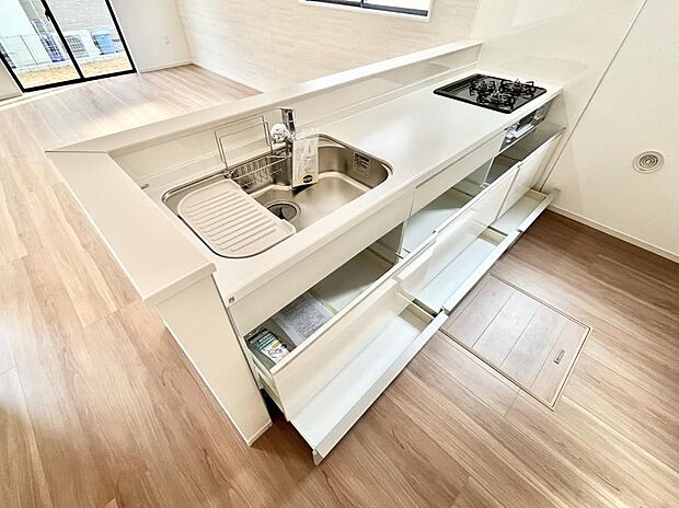 ～Kitchen～　キッチン設備は３口ガスコンロ付き♪スペースにもゆとりがあり、日々の家事もはかどりそうですね♪※1号棟同仕様写真