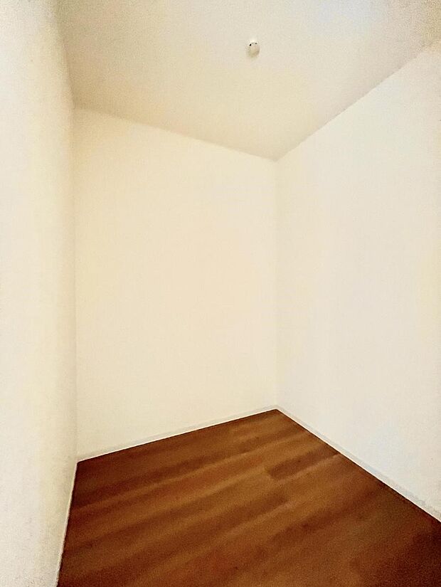 ~Walk-in Closet~ たっぷり収納できるウォークインクローゼットを完備。衣類や小物をすっきり整理でき、毎日のコーディネートもスムーズに。※1号棟同仕様写真
