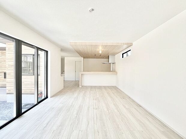 ◆１号棟◆～Living～　飽きの来ないシンプルでおしゃれなLDK。大きな窓から日差しが差し込むので室内も明るく、家族の憩いの場としてピッタリです。開放感と日当たりの良さを是非ご覧ください！