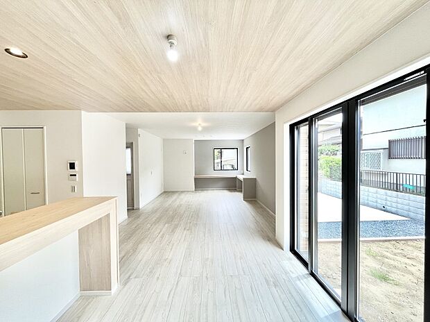 ～Living～　飽きの来ないシンプルでおしゃれなLDK。大きな窓から日差しが差し込むので室内も明るく、家族の憩いの場としてピッタリです。開放感と日当たりの良さを是非ご覧ください！