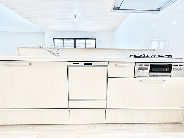 ～Kitchen～　会話が弾むリビング、料理が愉しくなるキッチン。家は、ただ生活する場ではなく、暮らしを愉しく、快適にする場所。笑顔の毎日、安らぎの日々のために、最新の設備・仕様を採用。