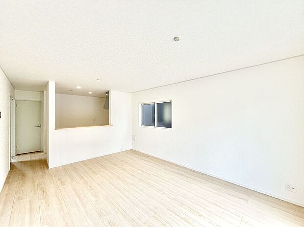 ～Living～　家族の食事や団らんのほか、子どもを遊ばせたり、友人を招いたりするLDKは住まいの中心。長時間過ごす場所だから、その空間は住まい全体の居心地を左右します。