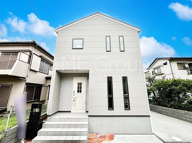 ~Exterior~ 堂々たる趣ながら、主張し過ぎずどこか余裕を感じさせるシャープなフォルムで佇む邸宅は、晴天の空と照らし合わせる事で、本来あるべき完成形の姿を見せてくれます。