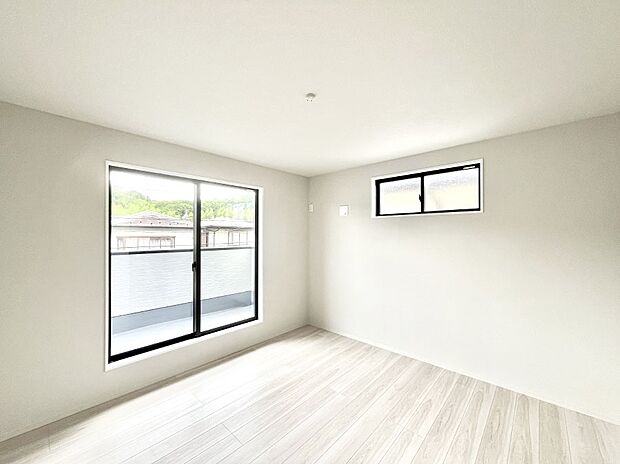 ~Bed Room~ 2面採光を確保した明るい室内は、風通しも良く、大変居心地の良い空間となっております。爽やかな風を感じて起きる朝は、快適生活の始まりに!日当たりや通風がとても良い住まい♪