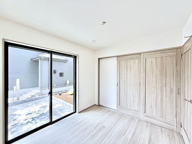 ◆A号棟◆~Bed Room~ マンションと違い部屋数が多いのが戸建てのメリットです。ご家族が増えたことで手狭に感じていた住まいも戸建てでは各居室プライバシーを保つことができます。