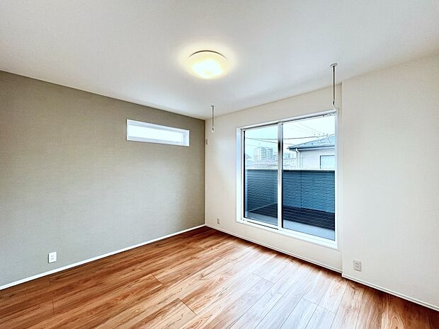 ～Bed Room～　バルコニーからの採光で朝もスッキリ目が覚めそうですね！穏やかな光が差し込む室内には、穏やかな時間が流れます。休日には、落ち着いた空間で自分の趣味を楽しむのはいかがですか。