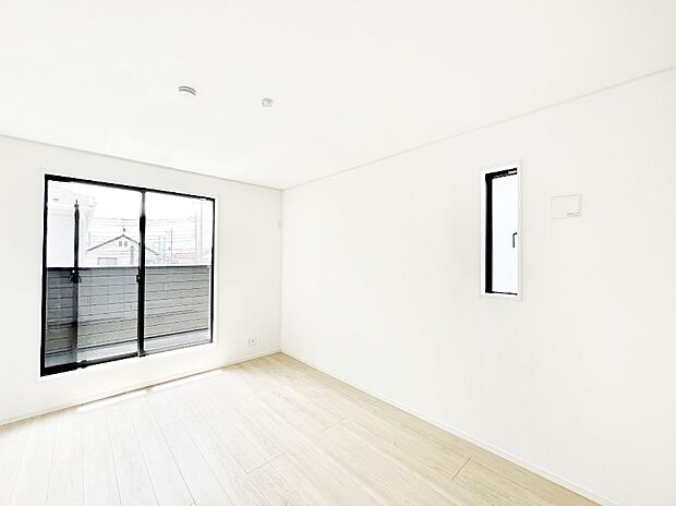 ~Bed Room~ バルコニーからの採光で朝もスッキリ目が覚めそうですね!穏やかな光が差し込む室内には、穏やかな時間が流れます。休日には、落ち着いた空間で自分の趣味を楽しむのはいかがですか。