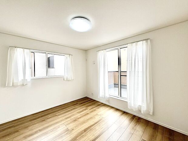 ～Bed Room～　2面採光を確保した明るい室内は、風通しも良く、大変居心地の良い空間となっております。爽やかな風を感じて起きる朝は、快適生活の始まりに！日当たりや通風がとても良い住まい♪