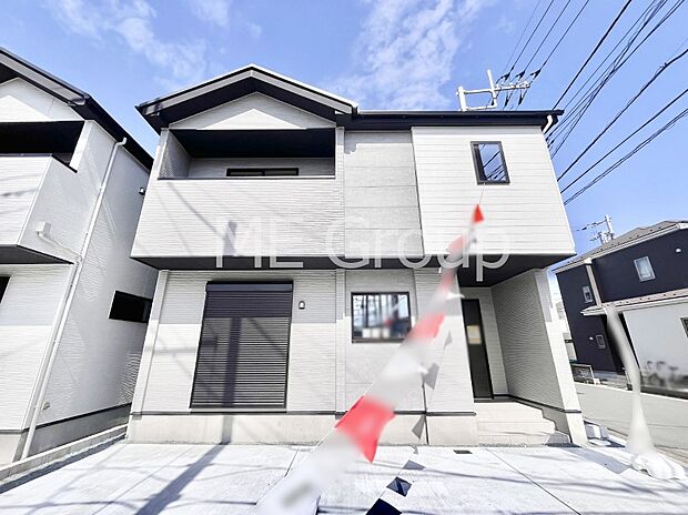 ~Exterior~ 角地により陽当り・風通し良好です。上質感漂う玄関へのアプローチ。居住者の帰り、訪れる方を優しく迎える・安らぎに満ちた生活空間を予感させる。健やかな暮らしを楽しめそう。