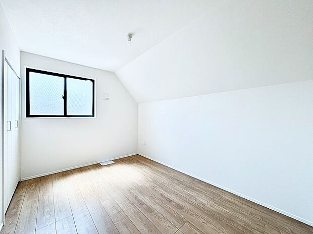 開放感のある勾配天井が素敵。どんなお部屋にするか考えるのが楽しみですね。