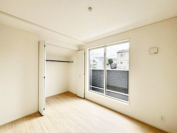 ~Bed Room~ 部屋数が多いのが戸建てのメリットです。ご家族が増えたことで手狭に感じていた住まいも戸建てでは各居室プライバシーを保つことができます。住まいにゆとりが生まれ心もリラックスできます♪