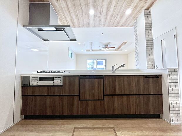 ～Kitchen～　会話が弾むリビング、料理が愉しくなるキッチン。家は、ただ生活する場ではなく、暮らしを愉しく、快適にする場所。笑顔の毎日、安らぎの日々のために、最新の設備・仕様を採用。