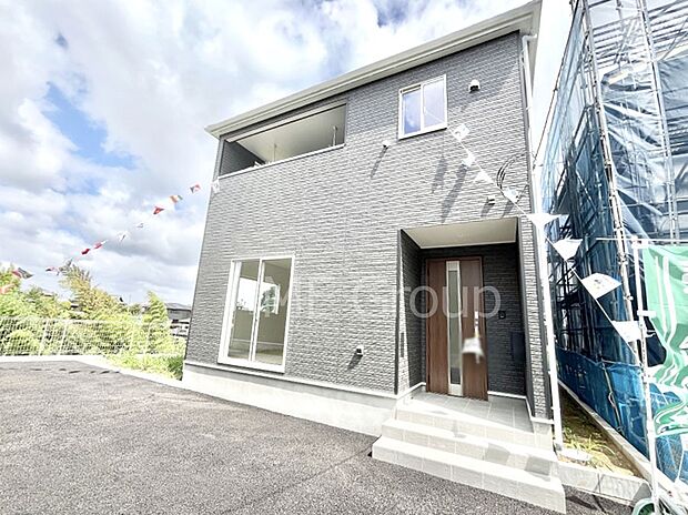 ◆2号棟◆~Exterior~ 堂々たる趣ながら、主張し過ぎずどこか余裕を感じさせるシャープなフォルムで佇む邸宅は、晴天の空と照らし合わせる事で、本来あるべき完成形の姿を見せてくれます。