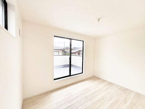 ~Bed Room~ バルコニーからの採光で朝もスッキリ目が覚めそうですね!穏やかな光が差し込む室内には、穏やかな時間が流れます。休日には、落ち着いた空間で自分の趣味を楽しむのはいかがですか。