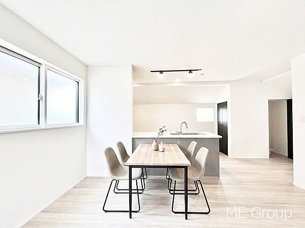 ～Living～　家族の会話や笑顔が行き交うリビングです。子供が走ってる姿を見ながら、大きなソファやダイニングテーブルでゆったり食事をしたりくつろぎたい♪そんな夢が叶えられる空間です！※家具はCGです